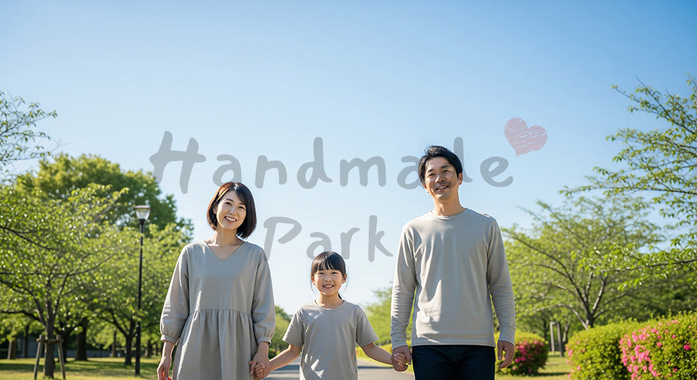 フリー素材 無料 写真｜青空の公園を歩く日本人家族（正面） 写真背景