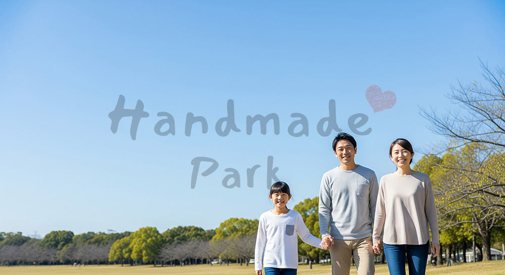 フリー素材 無料 写真｜青空の公園を歩く日本人家族（正面） 背景素材