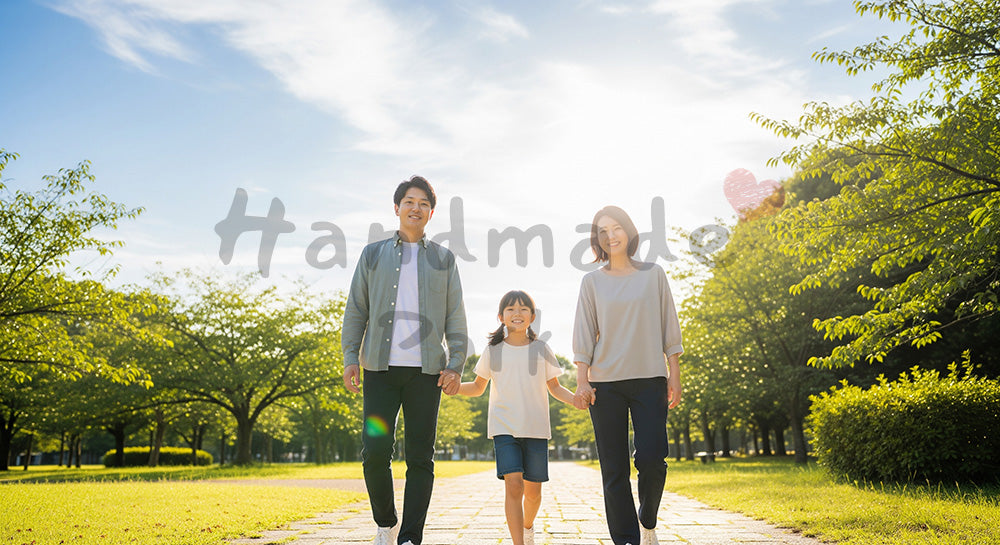 フリー素材 無料 写真｜青い空の公園を歩く日本人家族（正面）