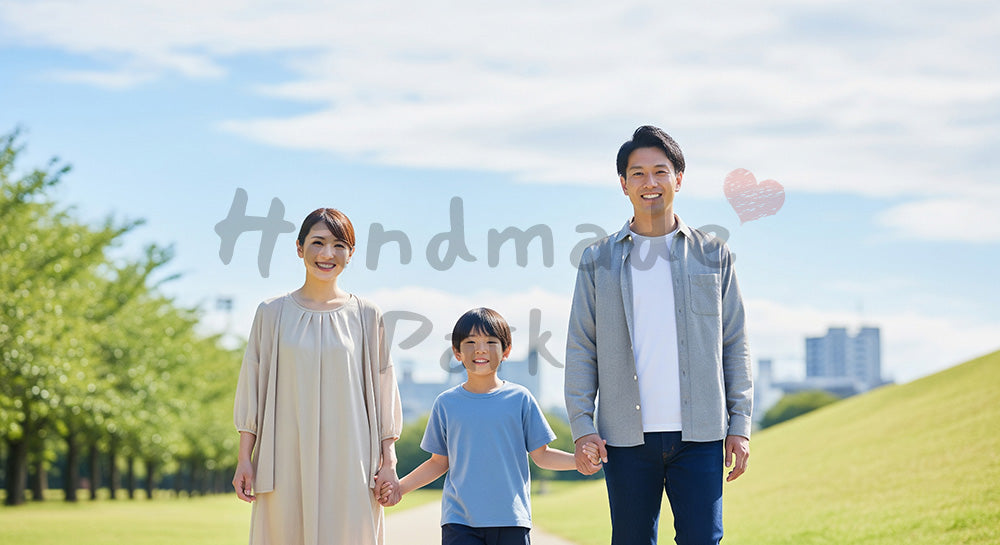 フリー素材 無料 写真｜青空の公園を歩く日本人家族（正面）