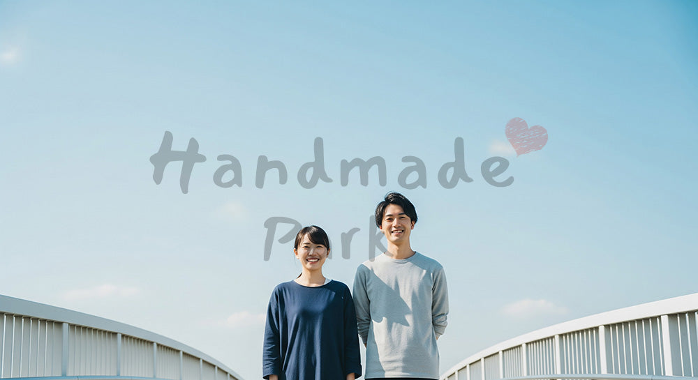 フリー素材 無料 写真｜歩道橋と青空の日本人カップル（正面） 背景素材