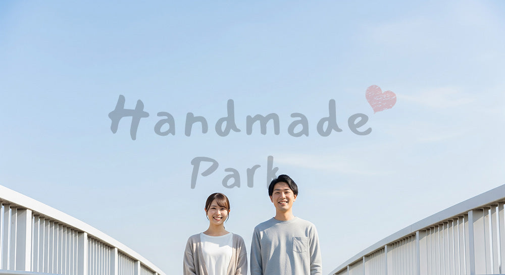 フリー素材 無料 写真｜歩道橋と青空の日本人カップル（正面）