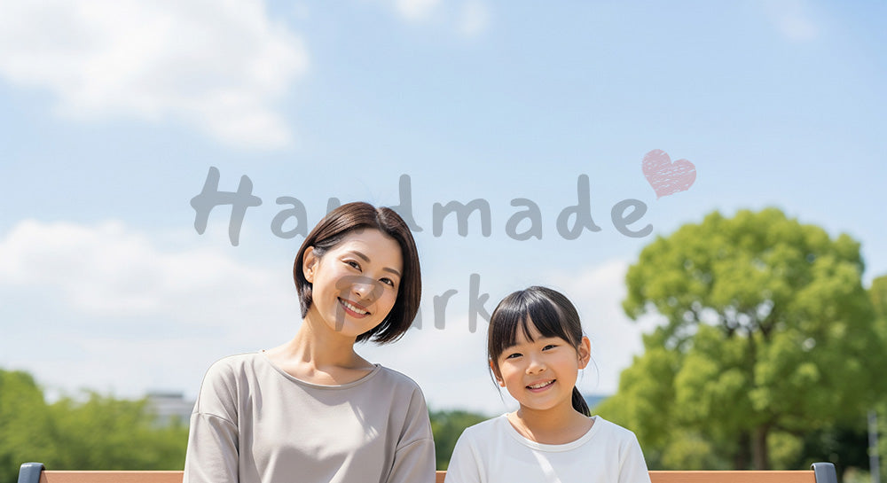 フリー素材 無料 写真｜公園で微笑む日本人親子（正面）