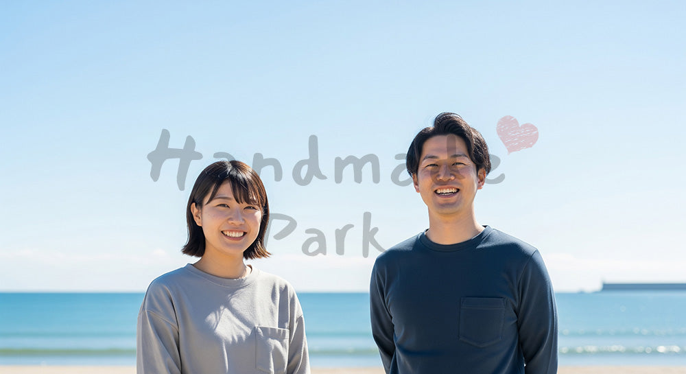 フリー素材 無料 写真｜海辺で微笑む日本人同僚（正面） 余白あり