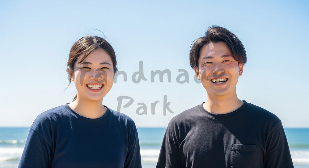 フリー素材 無料 写真｜海辺で微笑む日本人同僚（正面） 写真背景