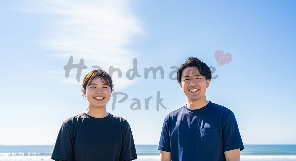 フリー素材 無料 写真｜海辺で微笑む日本人同僚（正面） 背景素材