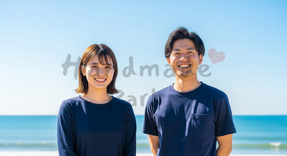 フリー素材 無料 写真｜海辺で微笑む日本人同僚（正面）