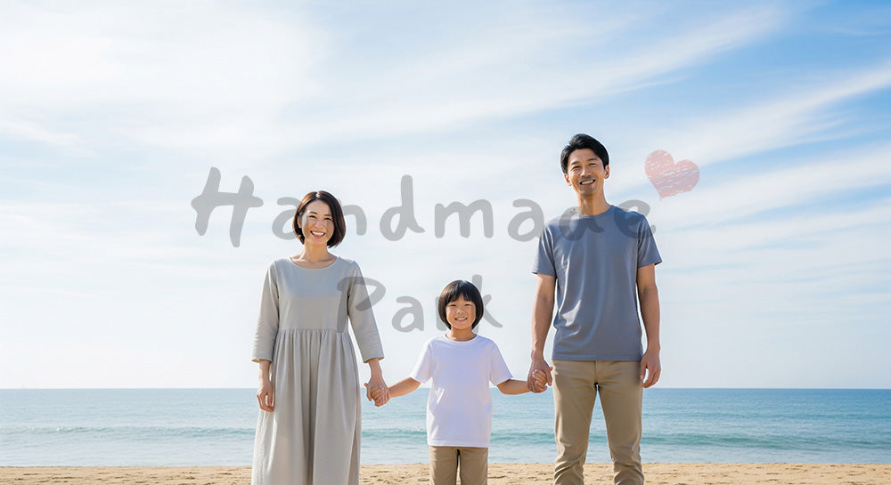 フリー素材 無料 写真｜砂浜で笑う日本人家族（正面） バックグラウンド素材 背景素材