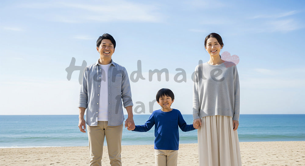 フリー素材 無料 写真｜砂浜で笑う日本人家族（正面） 写真バックグラウンド 背景素材