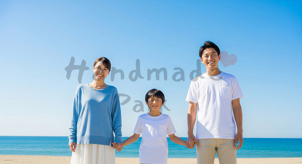 フリー素材 無料 写真｜砂浜で笑う日本人家族（正面） 背景素材