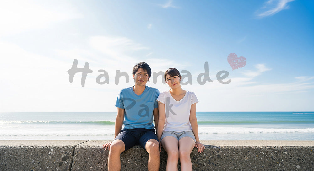 フリー素材 無料 写真｜堤防で微笑む日本人カップル（正面） 余白あり