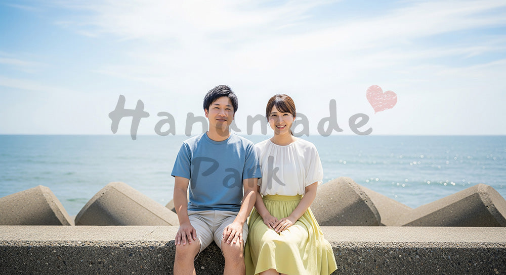 フリー素材 無料 写真｜堤防で微笑む日本人カップル（正面） 写真背景