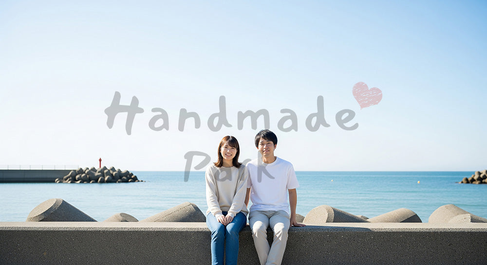フリー素材 無料 写真｜堤防で微笑む日本人カップル（正面） 背景素材