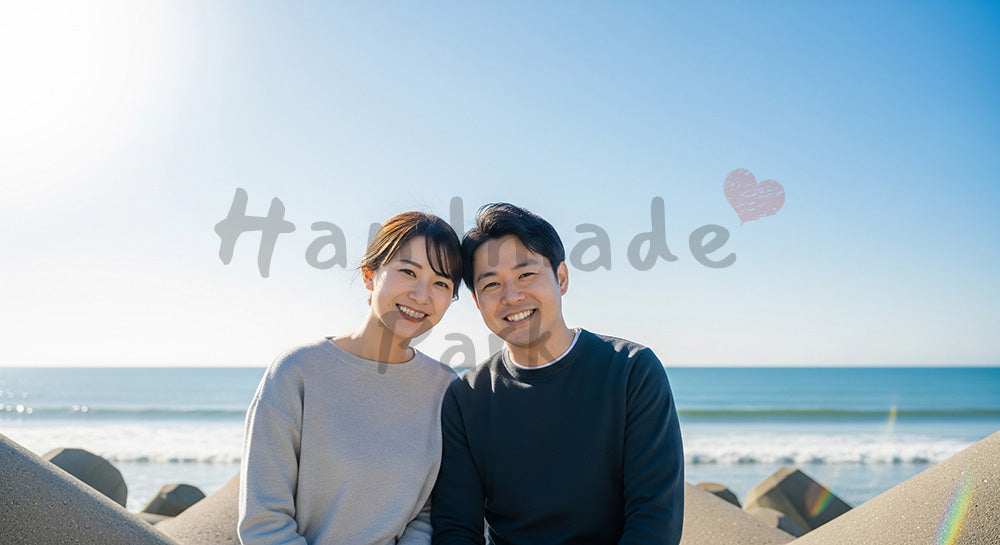 フリー素材 無料 写真｜堤防で微笑む日本人カップル（正面）