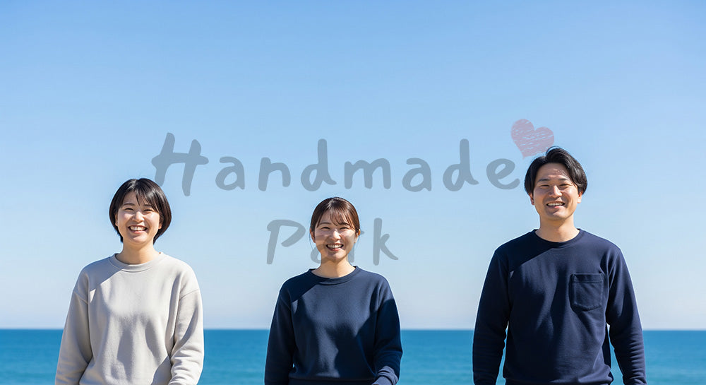フリー素材 無料 写真｜海沿いで微笑む日本人同僚（正面） 背景素材