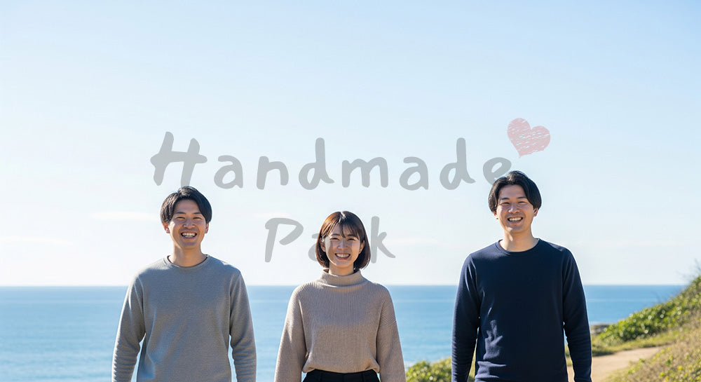 フリー素材 無料 写真｜海沿いで微笑む日本人同僚（正面）