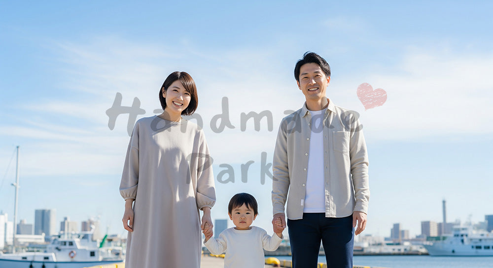 フリー素材 無料 写真｜港で微笑む日本人家族（正面） 余白あり