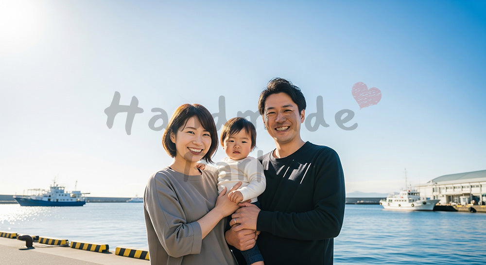フリー素材 無料 写真｜港で微笑む日本人家族（正面） 写真背景