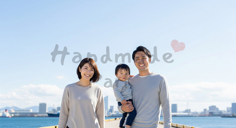 フリー素材 無料 写真｜港で微笑む日本人家族（正面） 背景素材
