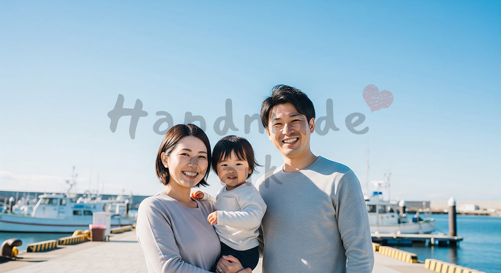フリー素材 無料 写真｜港で微笑む日本人家族（正面）