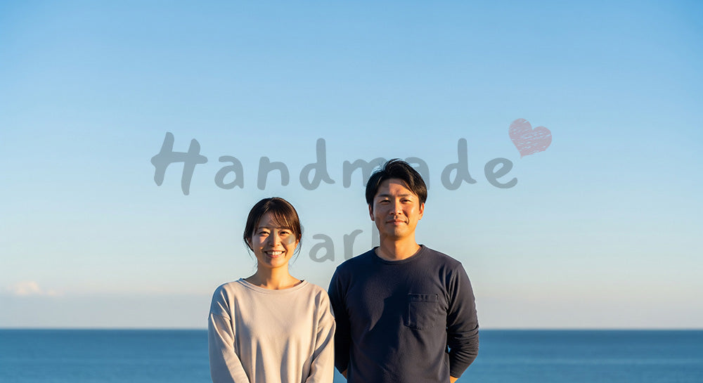 フリー素材 無料 写真｜夕方前の海辺で微笑む日本人カップル（正面） 空きスペースあり 背景素材
