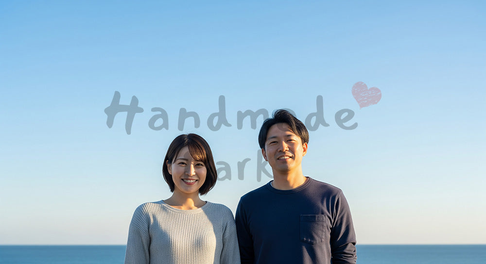 フリー素材 無料 写真｜夕方前の海辺で微笑む日本人カップル（正面） バックグラウンド素材 背景素材