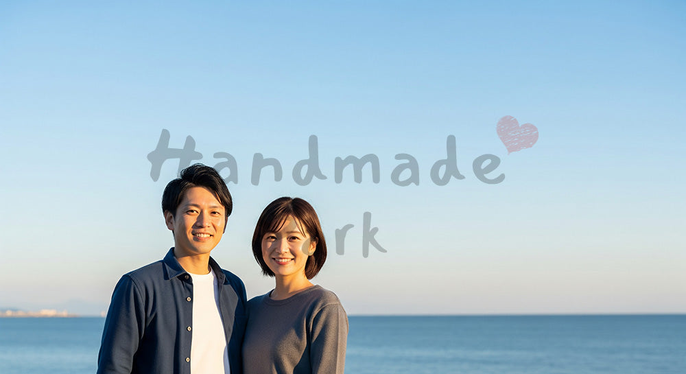 フリー素材 無料 写真｜夕方前の海辺で微笑む日本人カップル（正面） 写真バックグラウンド 背景素材