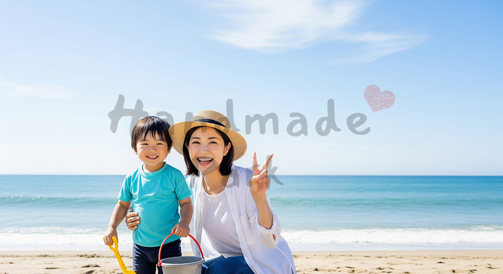 フリー素材 無料 写真｜砂浜で微笑む日本人親子（正面） 写真背景