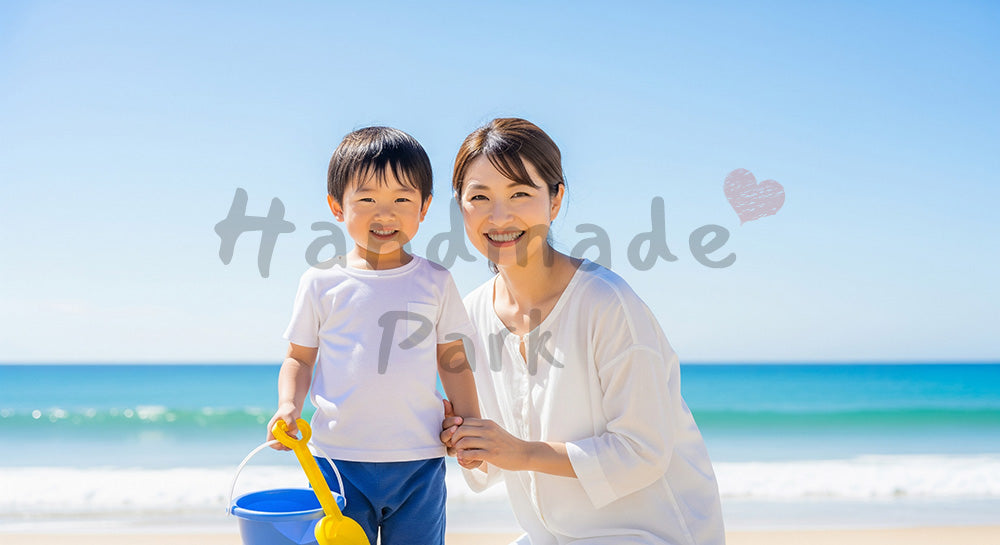 フリー素材 無料 写真｜砂浜で微笑む日本人親子（正面） 背景素材