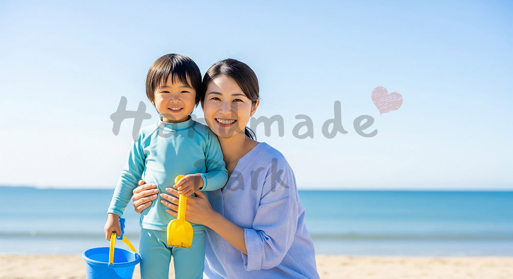 フリー素材 無料 写真｜砂浜で微笑む日本人親子（正面）