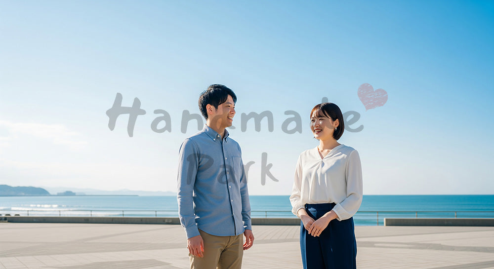 フリー素材 無料 写真｜青空と海をバックグラウンドに話す日本人同僚（正面） 写真背景 背景素材