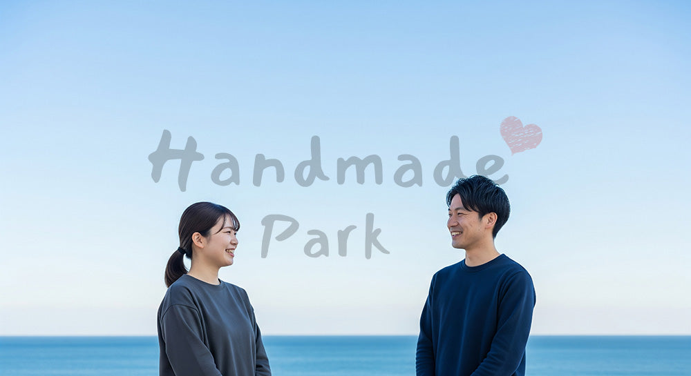 フリー素材 無料 写真｜青空と海を背景に話す日本人同僚（正面） 背景素材