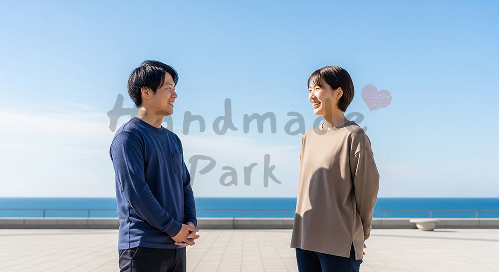 フリー素材 無料 写真｜青空と海をバックグラウンドに話す日本人同僚（正面） 背景素材