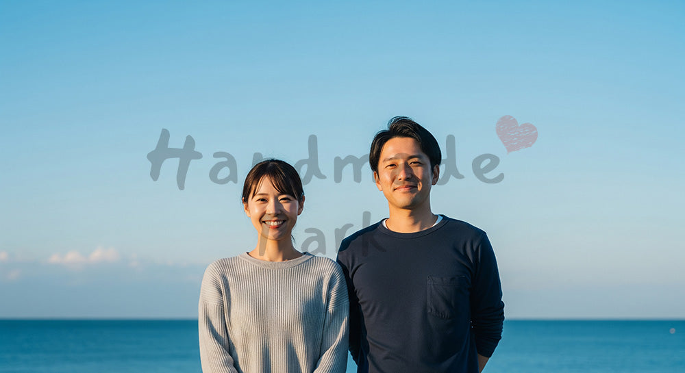 フリー素材 無料 写真｜夕方前の海辺で微笑む日本人カップル（正面） 写真背景