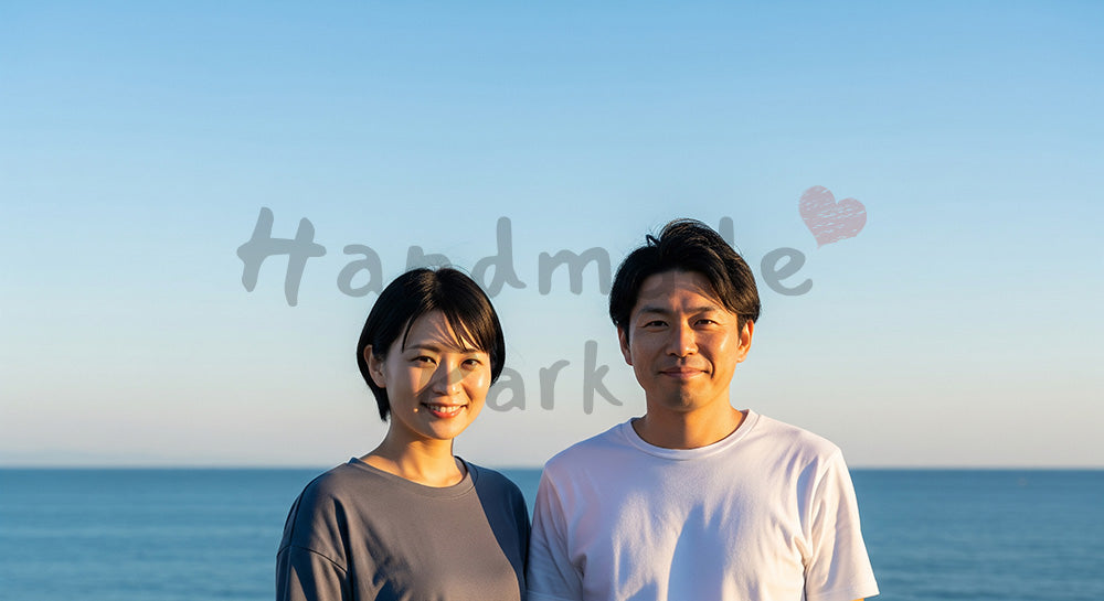 フリー素材 無料 写真｜夕方前の海辺で微笑む日本人カップル（正面） 背景素材