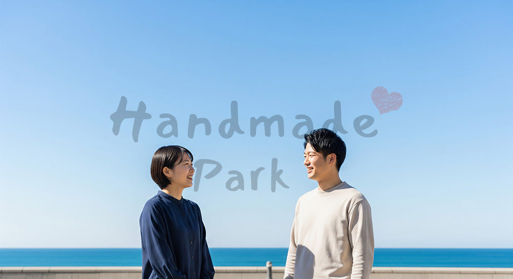 フリー素材 無料 写真｜青空と海をバックグラウンドに話す日本人同僚（正面）