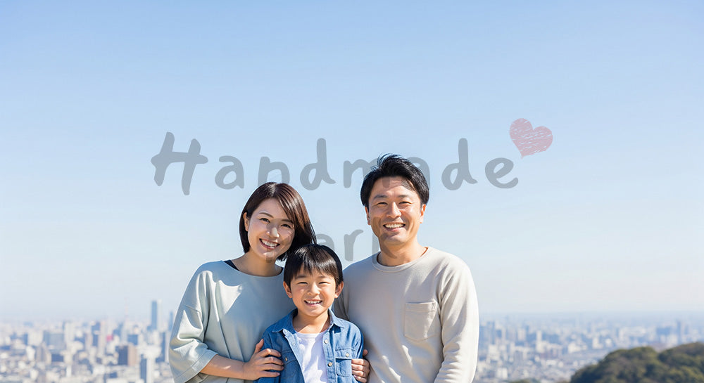 フリー素材 無料 写真｜高台で微笑む日本人家族（正面） 余白あり