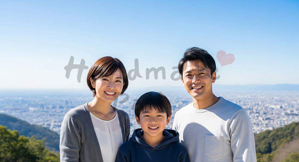 フリー素材 無料 写真｜高台で微笑む日本人家族（正面） 背景素材