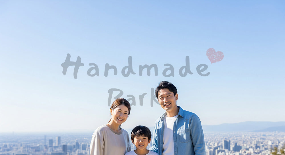 フリー素材 無料 写真｜高台で微笑む日本人家族（正面）