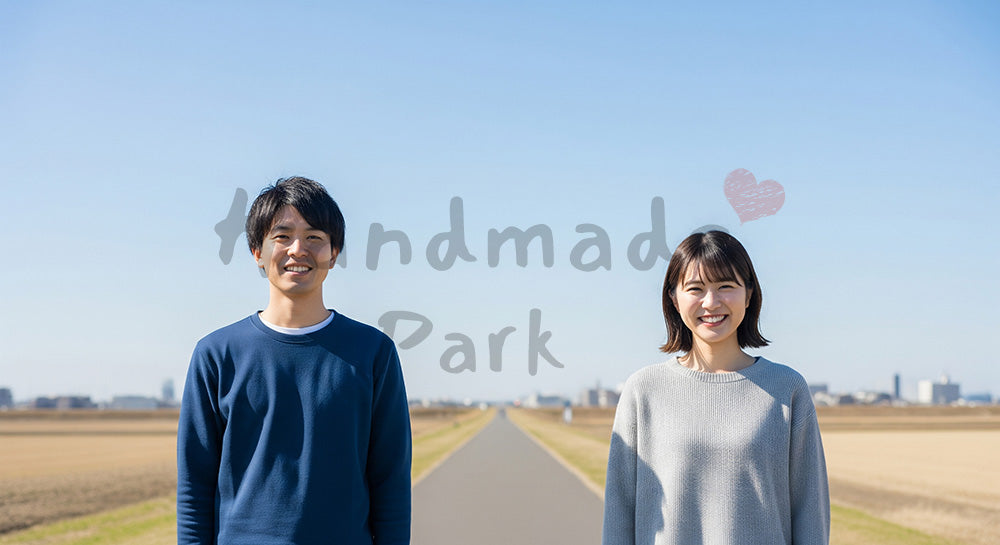フリー素材 無料 写真｜青空へ続く道で微笑む日本人カップル（正面） 写真背景