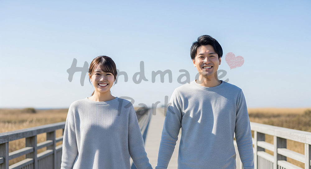 フリー素材 無料 写真｜青空へ続く道で微笑む日本人カップル（正面） 背景素材