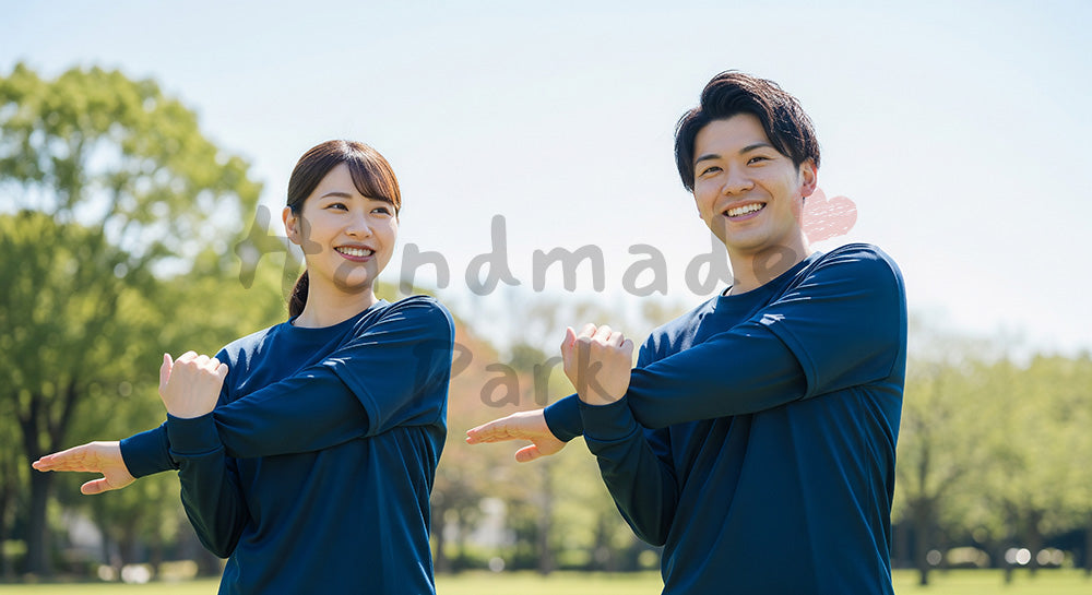 フリー素材 無料 写真｜青空の下でストレッチする日本人同僚（正面） 写真背景