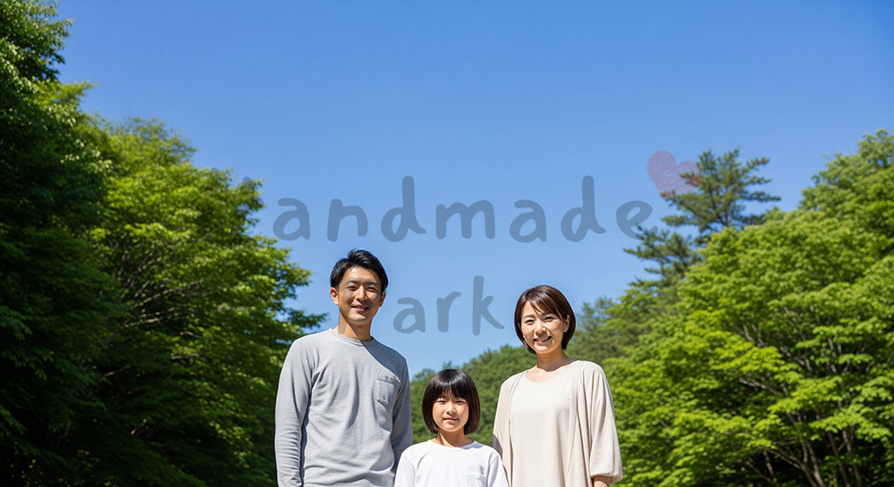 フリー素材 無料 写真｜森の入口で微笑む日本人家族（正面） 余白あり