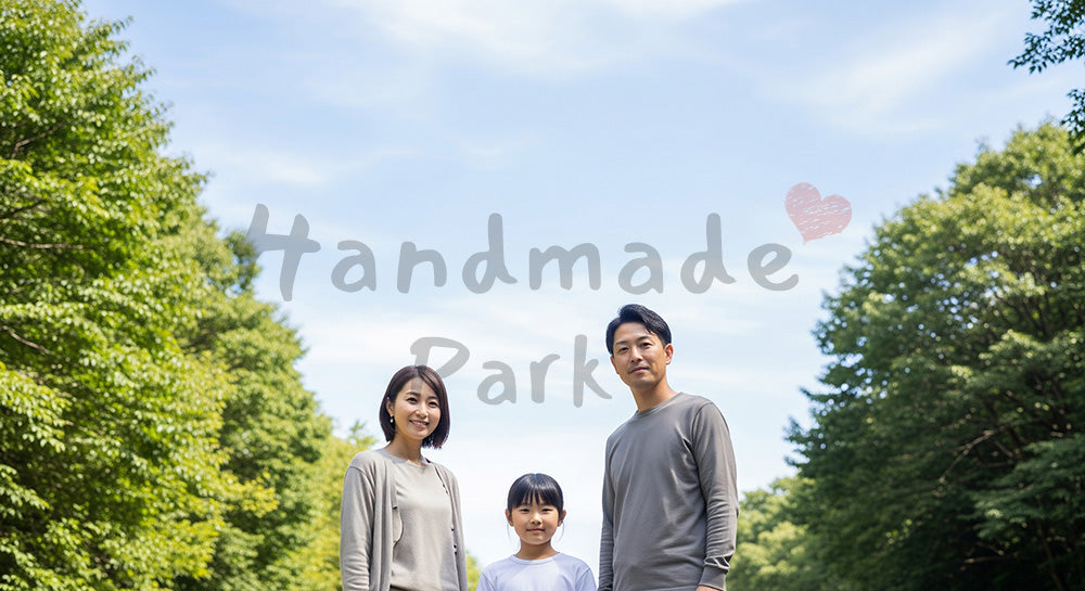 フリー素材 無料 写真｜森の入口で微笑む日本人家族（正面） 写真背景