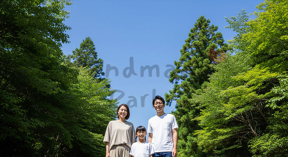 フリー素材 無料 写真｜森の入口で微笑む日本人家族（正面） 背景素材