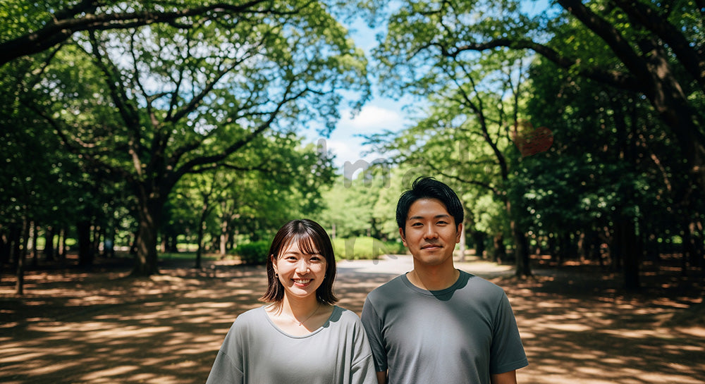 フリー素材 無料 写真｜こもれ日の小道で微笑む日本人カップル（正面）