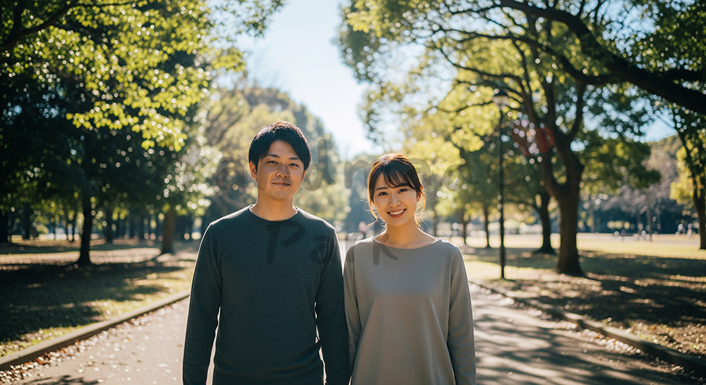 フリー素材 無料 写真｜木漏れ日の小道で微笑む日本人カップル（正面）
