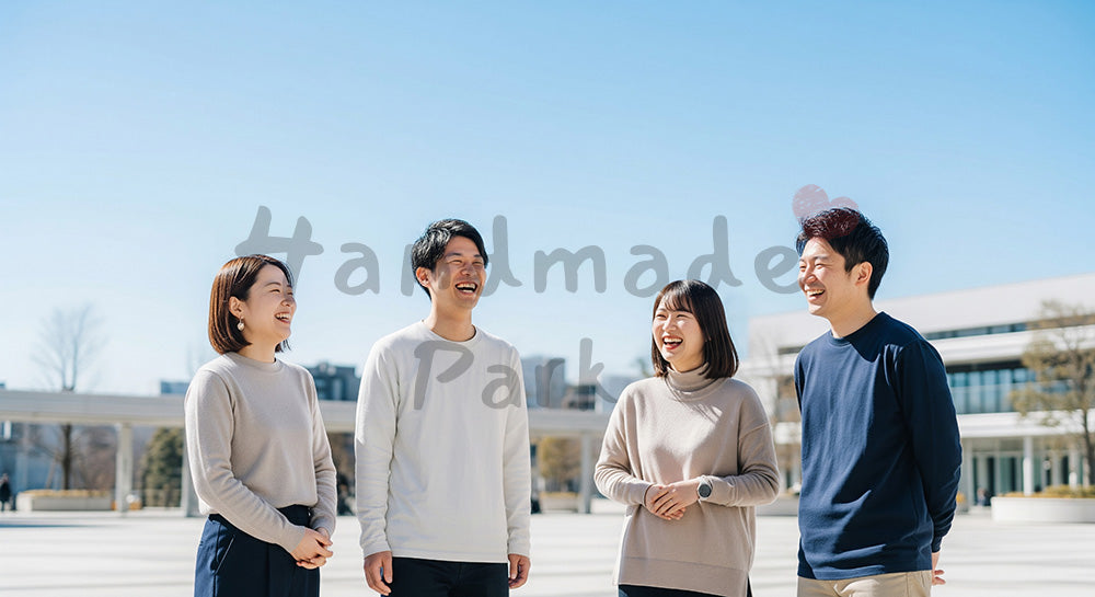 フリー素材 無料 写真｜週末アウトドアで笑う日本人同僚（正面） 余白あり