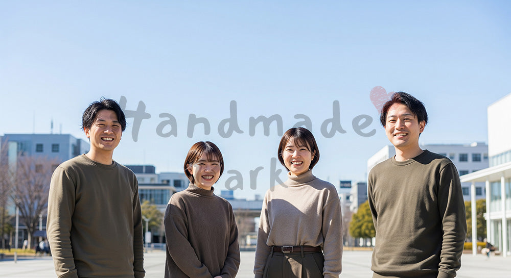 フリー素材 無料 写真｜週末アウトドアで笑う日本人同僚（正面）