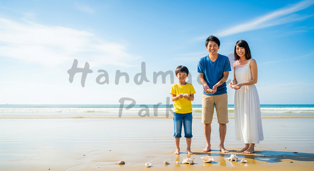 フリー素材 無料 写真｜貝殻拾いで笑う日本人家族（正面）